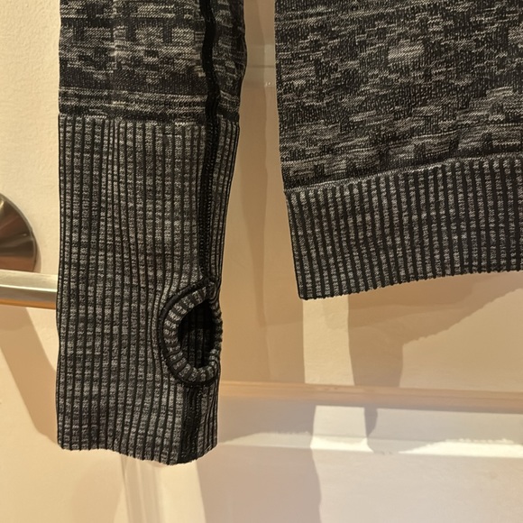 Lululemon Rest Less Pullover long sleeve - size 6 - Picture 3 of 4